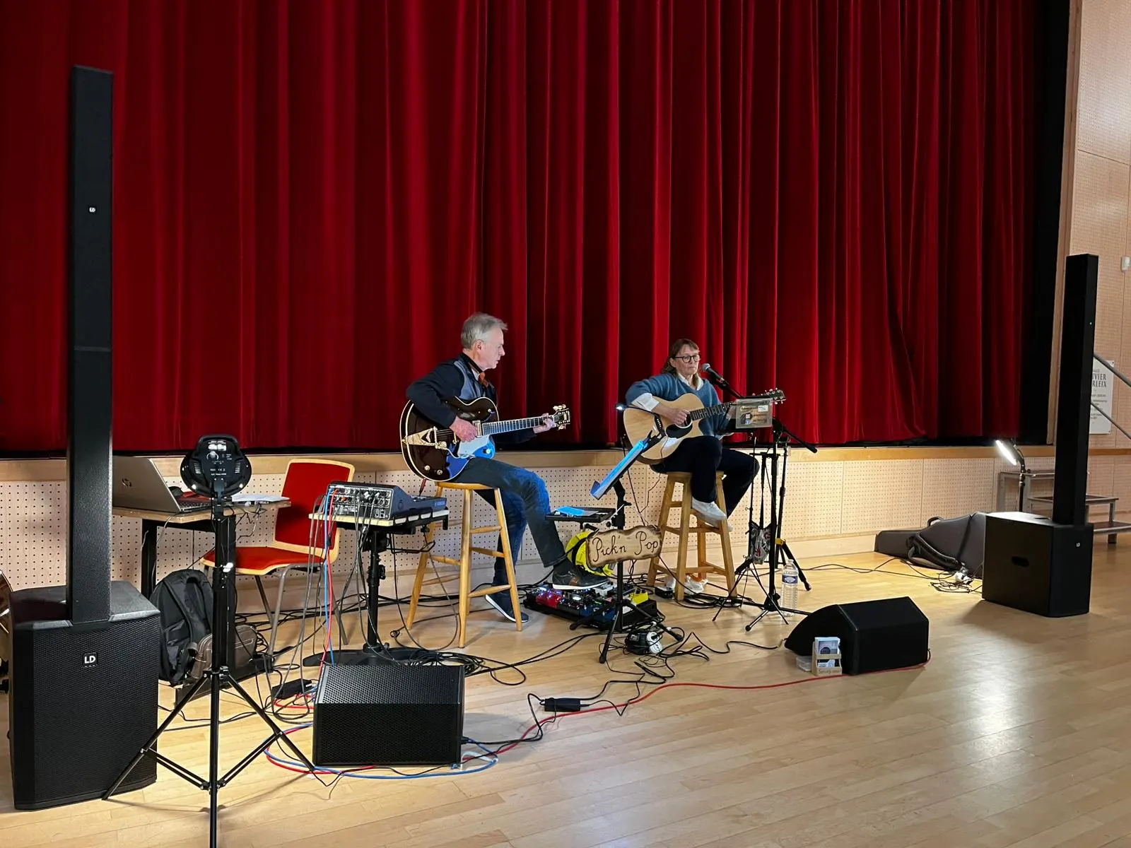 Le groupe de musique sur la scène de la soirée de l'APEL au Dianetum
